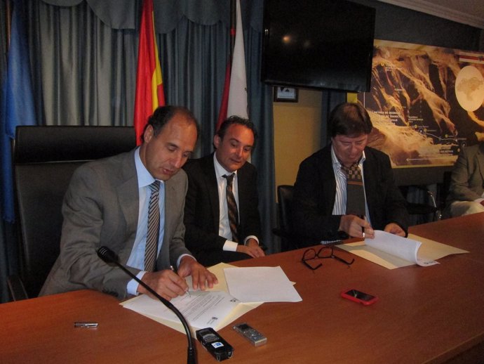 Firma del contrato del anteproyecto entre Ignacio Diego y AC Proyectos