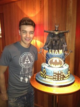 Liam celebra su 19 cumpleaños entre novia, amigos y mucho champagne.