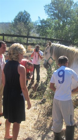 Esperanza Aguirre, en una granja terapeútica