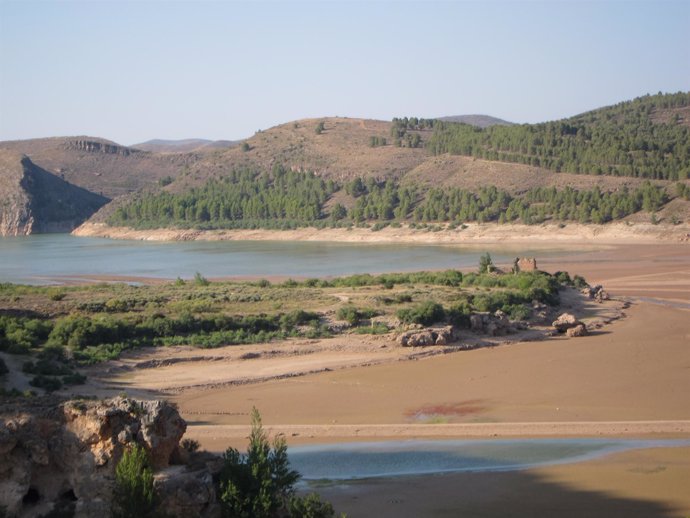 Embalse con poca agua