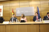 Mato convoca a las CCAA a una reunión "informal" para evaluar el impacto de su reforma sanitaria