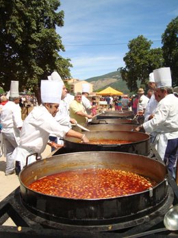 Los cocineros preparan los judiones en La Granja.