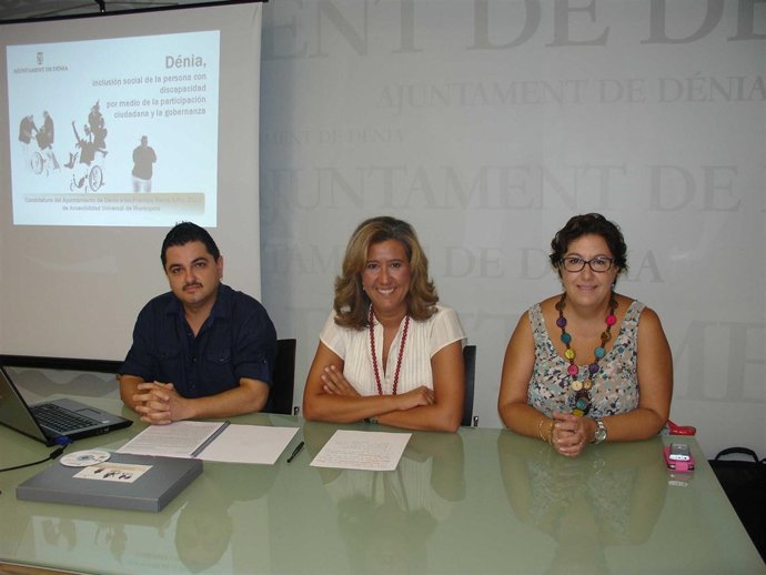 Ana Kringe (centro) presenta la candidatura de Denia al premio Reina Sofia