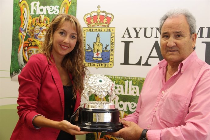 La concejala con el trofeo de la Batalla de Flores 