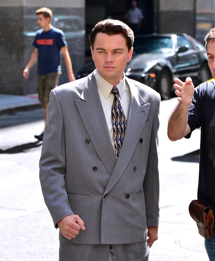 Leonardo DiCaprio de traje y teñido de moreno 