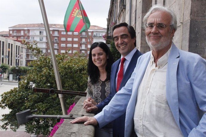 Manuel Gutiérrez Aragón con el alcalde en el balcón del Ayuntamiento