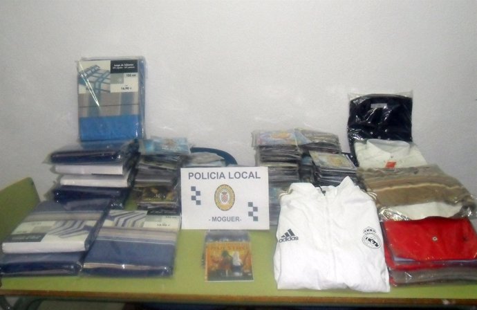 Imagen de los productos falsificados intervenidos en Mazagón. 