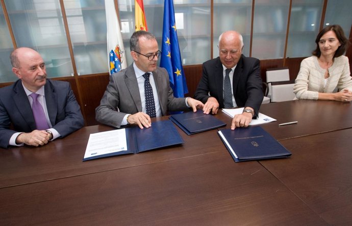 Xesus vazquez e o reitor da universidade de santiago, juan casares asinan protoc