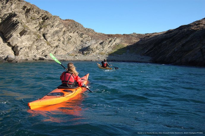 Practica De Kaiak A Cap De Creus, Costa Brava.