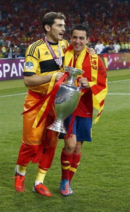 Iker Casillas y Xavi Hernández con la Eurocopa, selección española