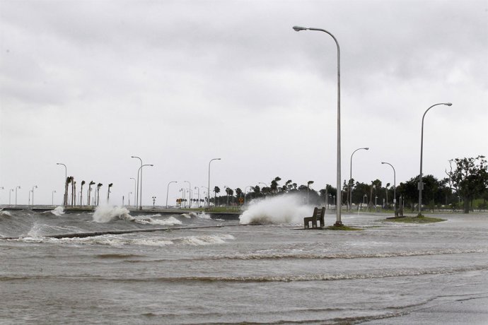 El huracán 'Isaac' ha tocado tierra en la costa sureste del estado de Louisiana