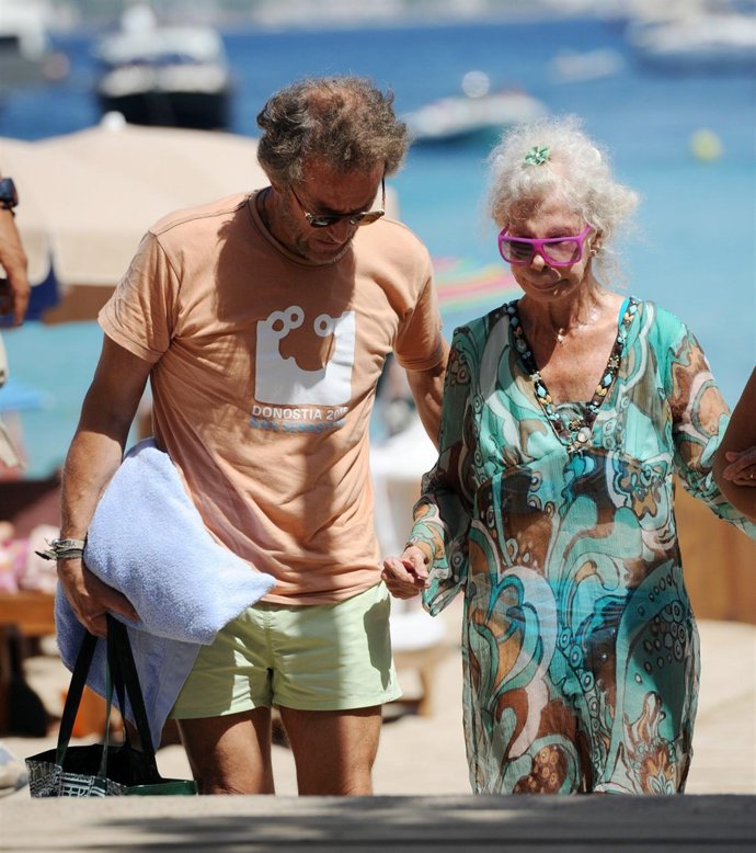 La Duquesa de Alba y su marido Alfonso Díez, de vacaciones en Formentera.