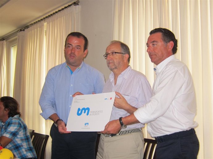 Concejal Iniesta (izq) junto a representantes de la UTE Transportes de Murcia