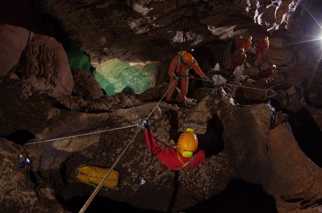 Paseo espacial dentro de una cueva CAVE 2011