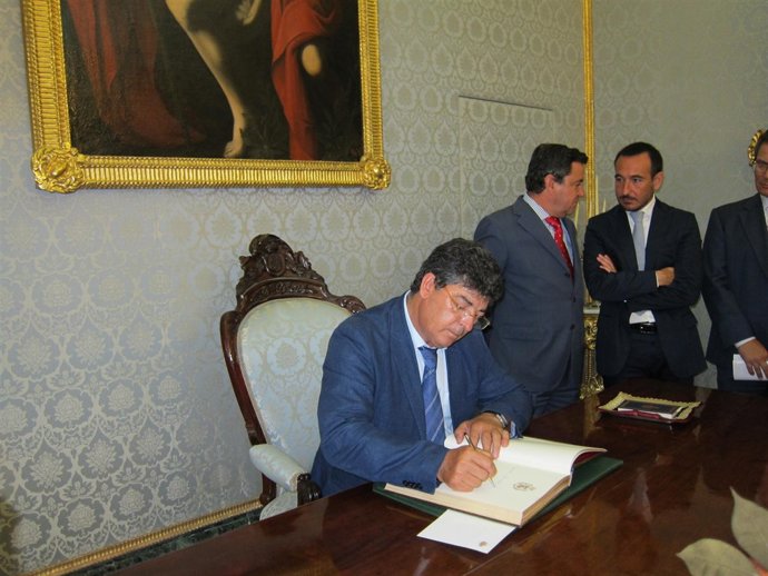 Diego Valderas Firma El Convenio Del Profea En La Diputación