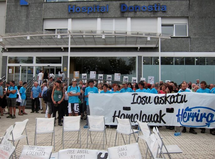 Concentración de Herrira en el Hospital Donostia