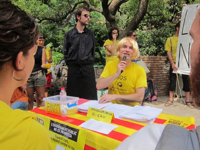 Profesores interinos realizan una 'performance' contra Irene Rigau