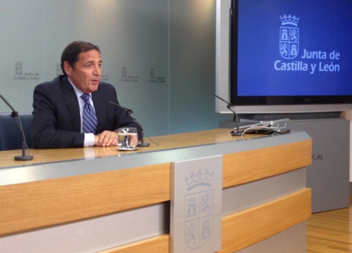 El consejero de Sanidad, Antonio María Sáez Aguado, atiende a los medios