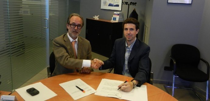 M. Abril (área negocio La Caixa) y O. Esculies, dtr. Proyecto Hombre Catalunya