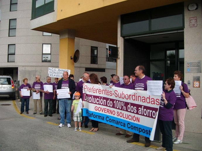 Afectados por preferentes se concentran ante la sede del IGC en Santiago