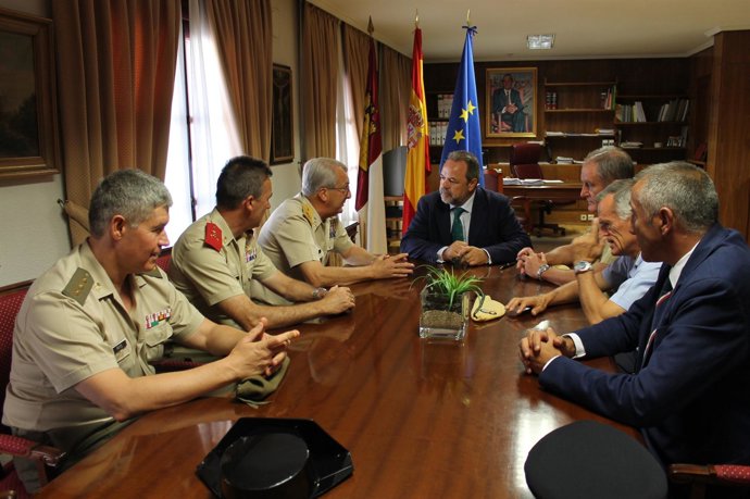 Labrador en la reunión con los responsables de la UME