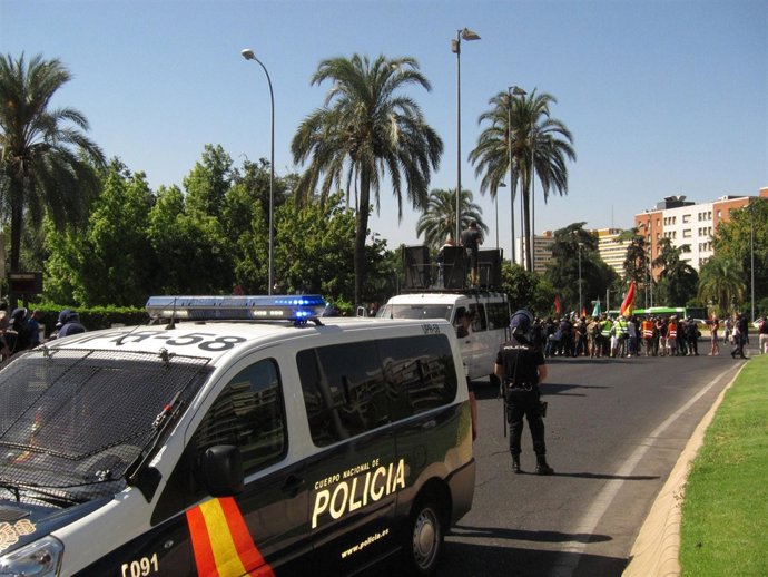 Agentes De La Policía Nacional Cortan El Paso A La Marcha Del SAT 