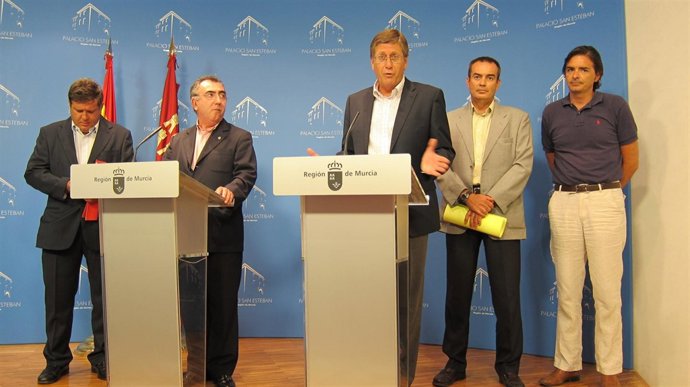 Campos y Berbal tras anunciar el cambio de gestión de la Televisión Autónomica