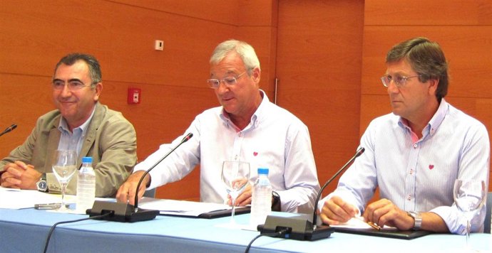 Valcárcel, en el centro, junto a Campos y Bernal