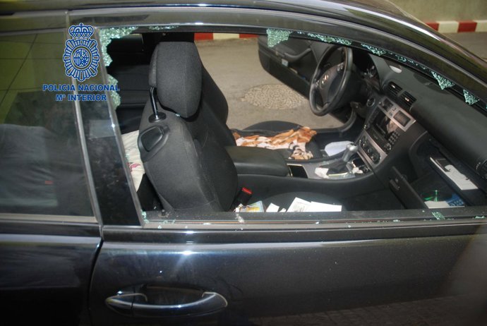 Detenida una persona autora de 27 robos en vehículos aparcados 