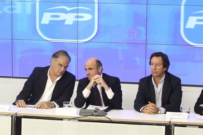 De Guindos se reúne con la cúpula económica del PP