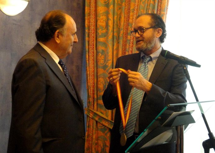 Miguel Sánchez recibe la medalla de oro empresarial de Fomento de Torremolinos