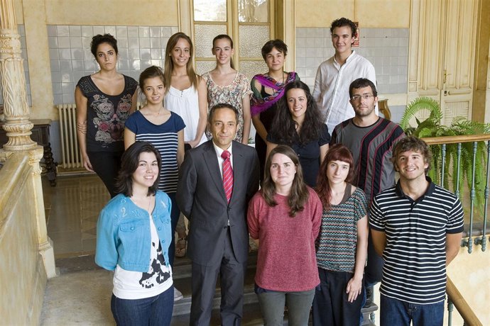 Sánchez de Muniáin posa con los 21 estudiantes navarros