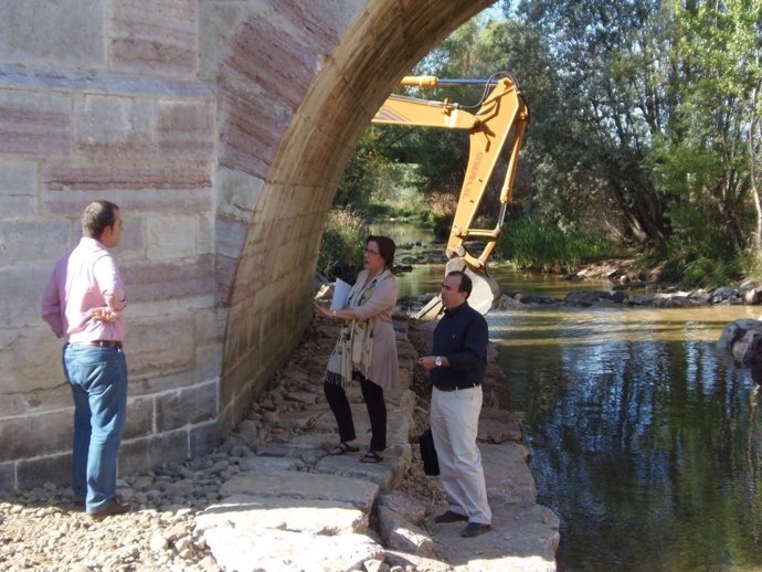 Martín-Granizo durante su visita a las obras del puente sobre el río Torío 