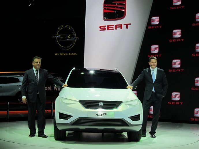 El presidente de Seat, James Muir, y el director de Seat en Rusia, Roman Kuzmin