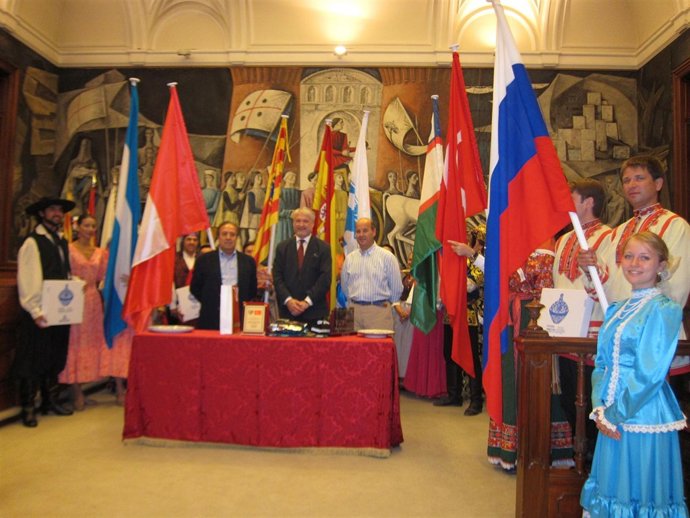 Larqué con una representación de los grupos del EIFOLK 2012