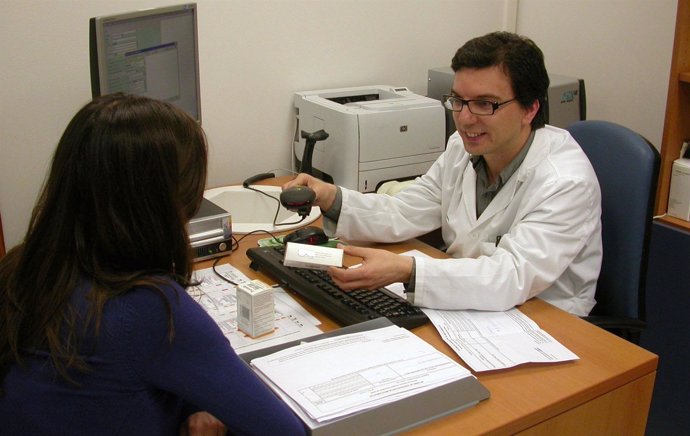 Un Médico Atiende A Una Usuaria En Su Consulta De Patologías Víricas