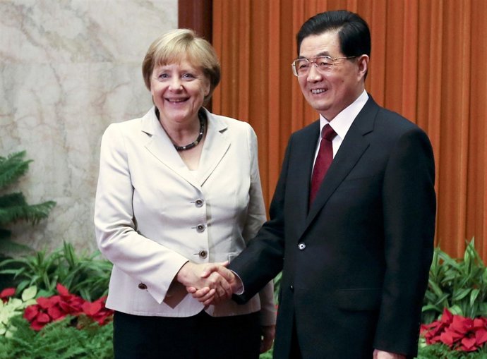 El primer ministro chino, Wen Jiabao, y la canciller alemana Angela Merkel