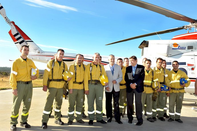 El presidente de la Junta, José Antonio Griñán, con efectivos del Infoca. 