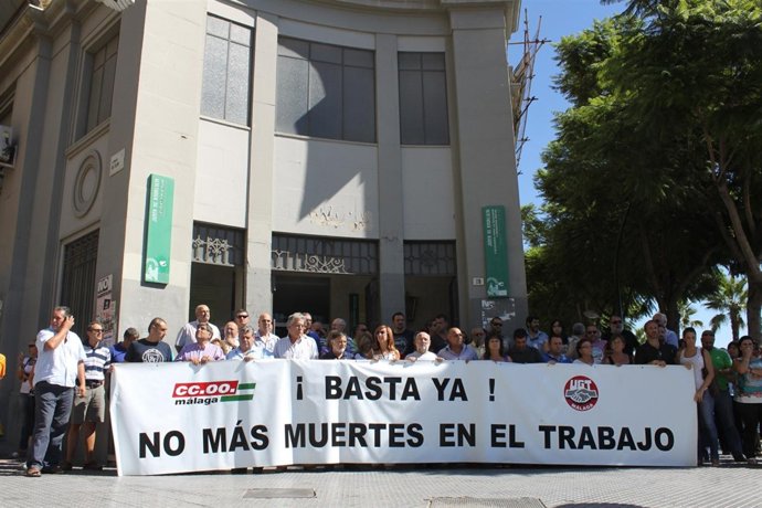 Concentración por la muerte del trabajador fallecido en Benalmádena
