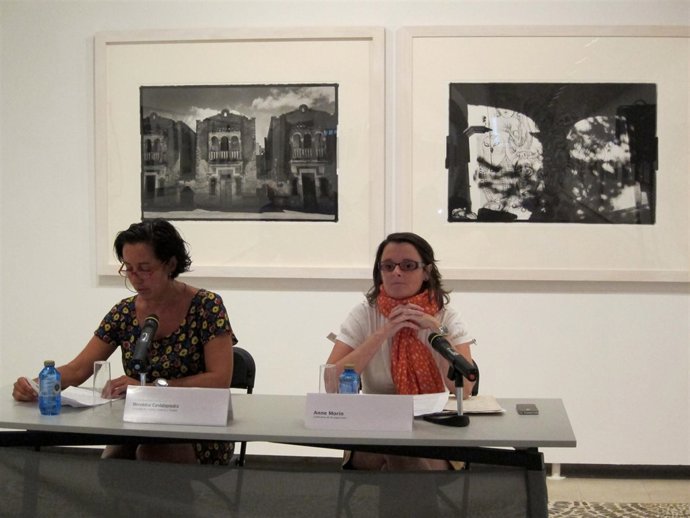 Cantalapiedra Y La Comisaria De La Muestra De Jessica Lange En La Presentación