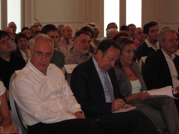 Sanz en la Junta Directiva del PP junta a Gamarra