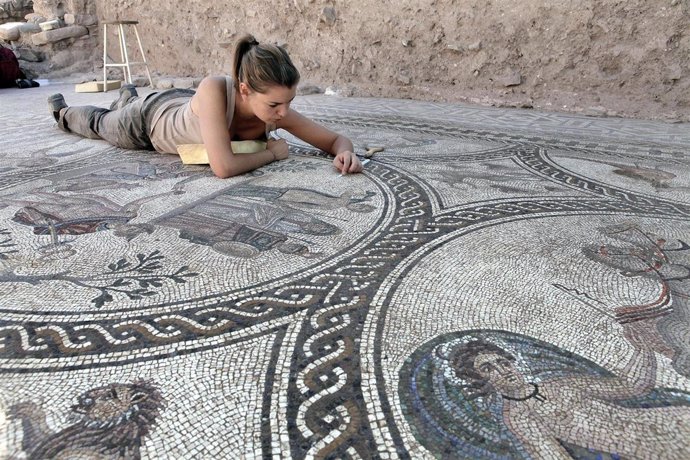 Una Experta Trabaja En El Mosaico Del Alto Imperio Romano Aparecido En Cástulo.