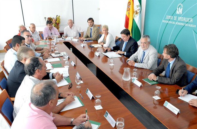 El presidente de la Junta, José Antonio Griñán, con el sector pesquero. 