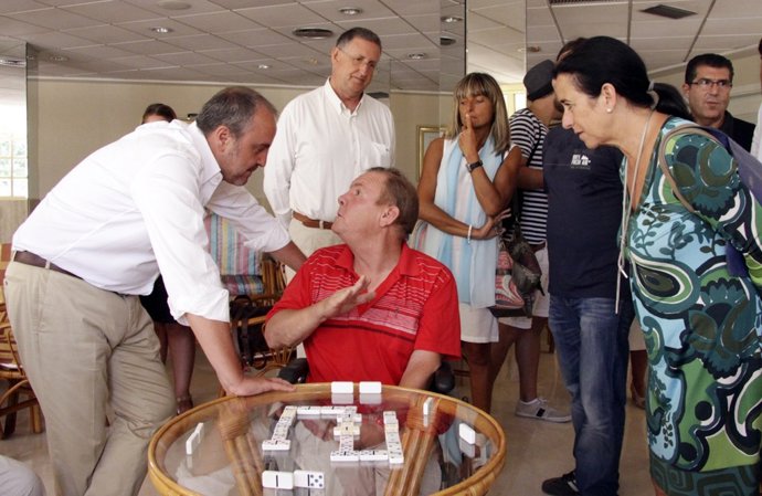 Jorge Cabré visita a participantes en el programa vacacional Ivadis