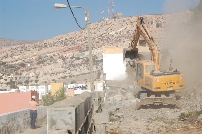 Maquinaria Derriba Inmuebles En La Calle Fernández