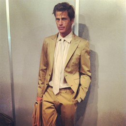 Posado de Mark Vanderloo con traje de Roberto Verino 