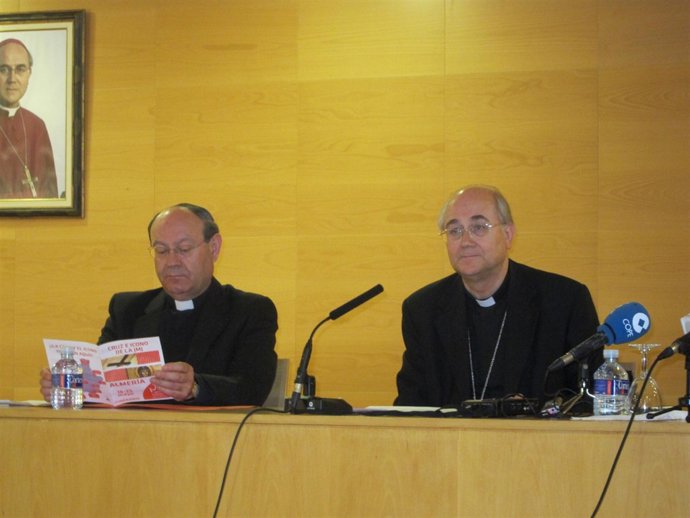 El Obispo De Almería, Adolfo González Montes (Dcha)