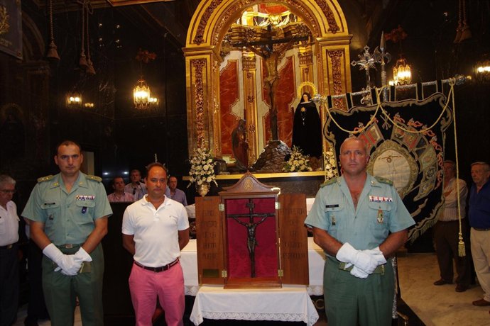 Acto de entrega del estandarte orlado y la réplica del Cristo