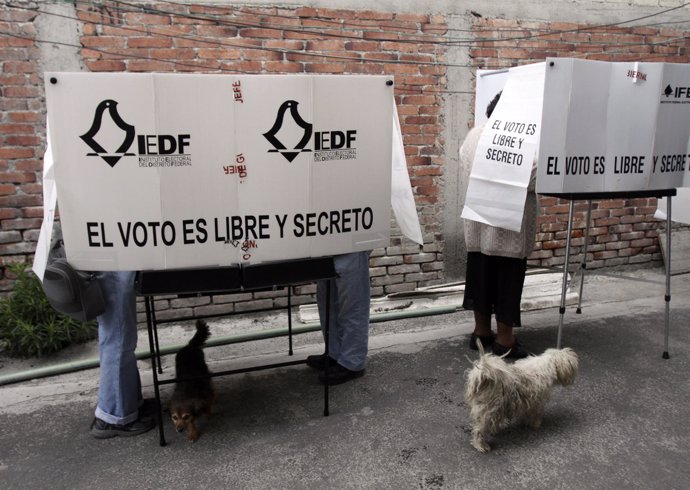 Mexicanos votan en el Distrito Federal en las presidenciales