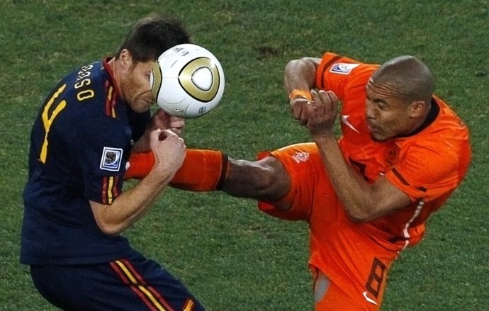 Xabi Alonso y De Jong en la Final del Mundial 2010